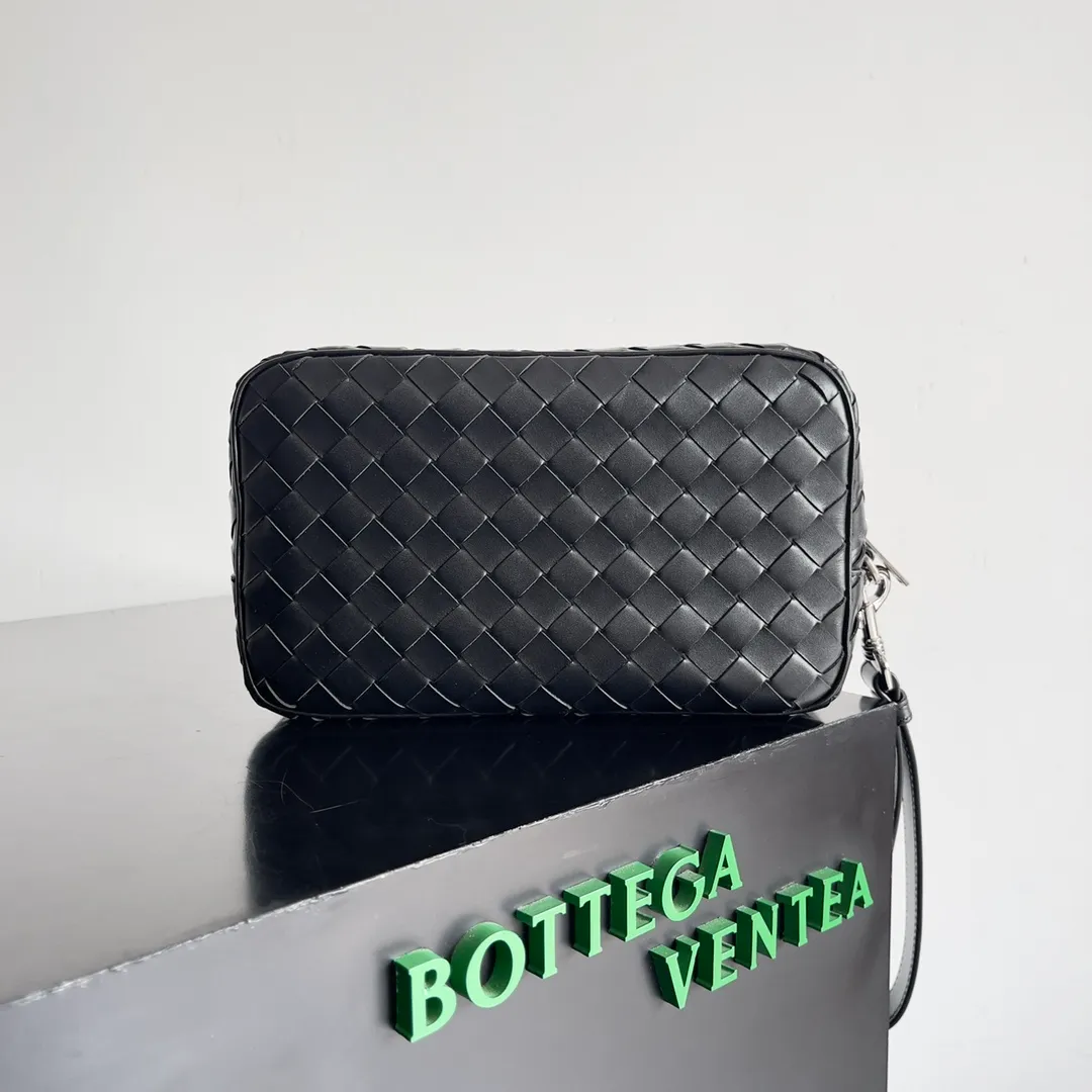 Batch 1660 BOTTEGA VENETA new men's INTRECCIATO woven wristband clutch bag. This is a clutch bag that can be hung on the wrist. It is more portable than other clutch bags. It can also hold some daily necessities. It is small and does not take up space to carry with you. The cow leather is durable and rich in texture. The classic weave is low-key and high-end. There are six card slots inside, which is very suitable for storing various cards such as ID cards and driver's licenses when traveling✈️ Style number: 777390 Size: 25*15*6.5cm